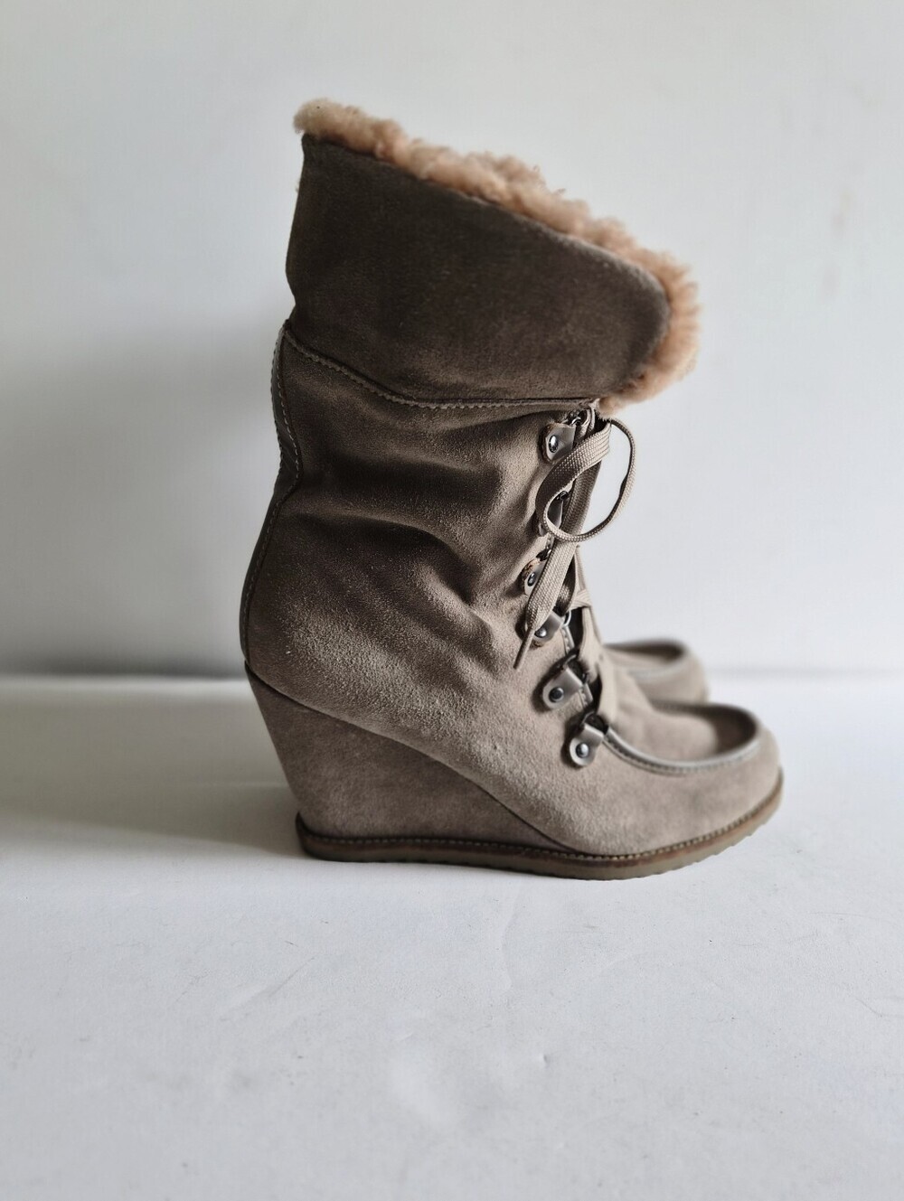 Charles David Taupe Gray Suede Lace Up Sherpa Boots Size 9.5 Boho Luxe - Picture 3 of 13
